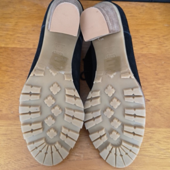 GAP Women Lace-up Bootie Black Sueded Lug Sole NEW - Picture 5 of 6